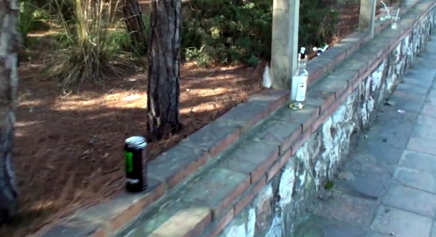 Imagen 2 extra�da de un video grabado por un grupo de vecinos de Gav� Mar sobre las molestias que los clientes de un afterhour de Viladevoquen en Gav� Mar (12 Octubre 2011)